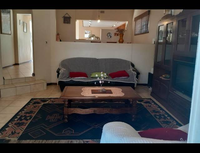 5 BEDROOM HOUSE FOR SALE IN MONDEOR